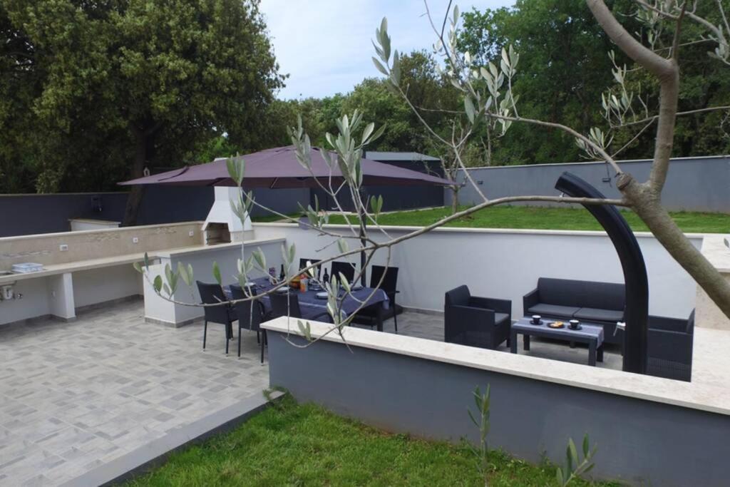 Apartment In Park Forest Soline Near The Sea Pjescana Uvala Exterior foto